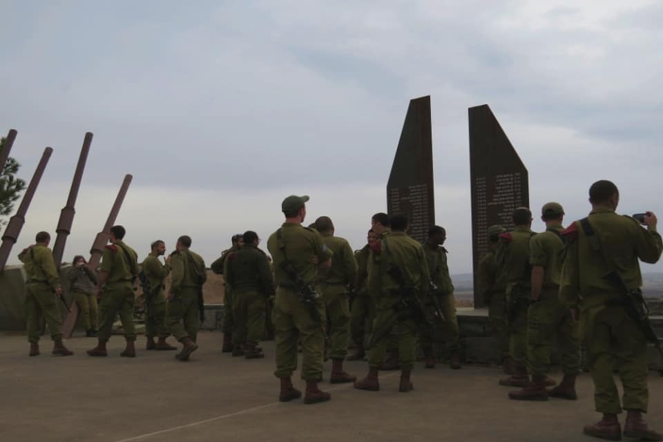 חיילים באנדרטת עמק הבכא