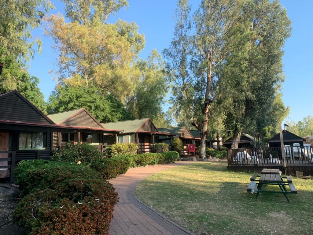 קמפינג אי שם בחוף גולן בכנרת