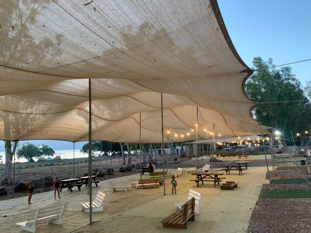 קמפינג אי שם בחוף גולן בכנרת