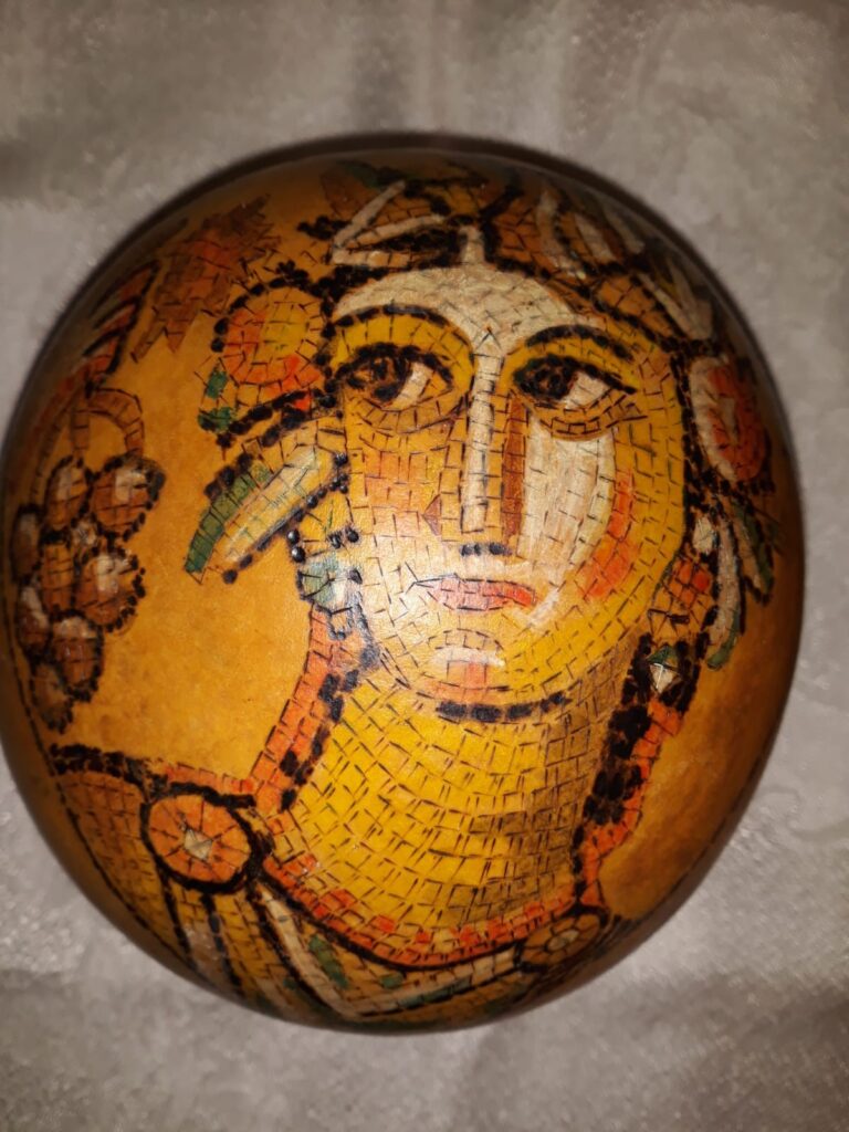 דלועי נוי קצת עלי – הגענו לנוב לפני כ- 31 שנים. אנו עוסקים במגוון תחומים, ביניהם בחקלאות אורגנית, ואני עוסקת באומנות בדלועי נוי ובציורי קיר. המפגש הראשון שלי עם הדלועים – קבלתי זרעים לא מוכרים מחברה, זרעתי ברחבי הגינה, ונדהמתי לגלות ירק חדש ומעניין, אשר השתרע על הקרקע וגם טיפס על העצים. אחרי ניסיון וטעייה, הגעתי לאורך השנים לרמה מקצועית של אומנות בדלועי הנוי, תחום אומנות מגוון ומדהים. מה הם דלועי נוי? – פירות ממשפחת הדלועיים, בעלי קליפה קשה וקלה. איפה הם גדלים? – אצלנו בחצר, מהאביב ועד לסתיו מתי התחלנו לגדל אותם? – לפני קרוב לעשרים שנה האם הדלועים אכילים? – רובם אכילים, מיעוטם מרים האם יש סוגים שונים של דלועי נוי? – כן, תלוי בזרעים האם אפשר להשפיע על צורתם? – כן, בזמן הגידול למה יש עליהם כתמים? – העובש שגדל על הקליפה גורם ליצירת כתמים. האם הדלועים שבירים? – כן! הם יכולים להיסדק ולהישבר. לא להפיל אותם! מה אפשר לעשות איתם? – כל טכניקת עבודה עם עץ, מתאימה לדלועים. מה אורך חייהם? – לנצח, כל עוד הם בתוך הבית ולא חשופים לפגעי מזג האוויר. איפה מגדלים דלועים מלבד בנוב? – יש כמה בארץ, והרבה במערב ובמזרח. יש גם סדנאות? – כן, אצלי בסטודיו, אחרי תיאום מראש. 0524425578 עיצוב דלועי נוי