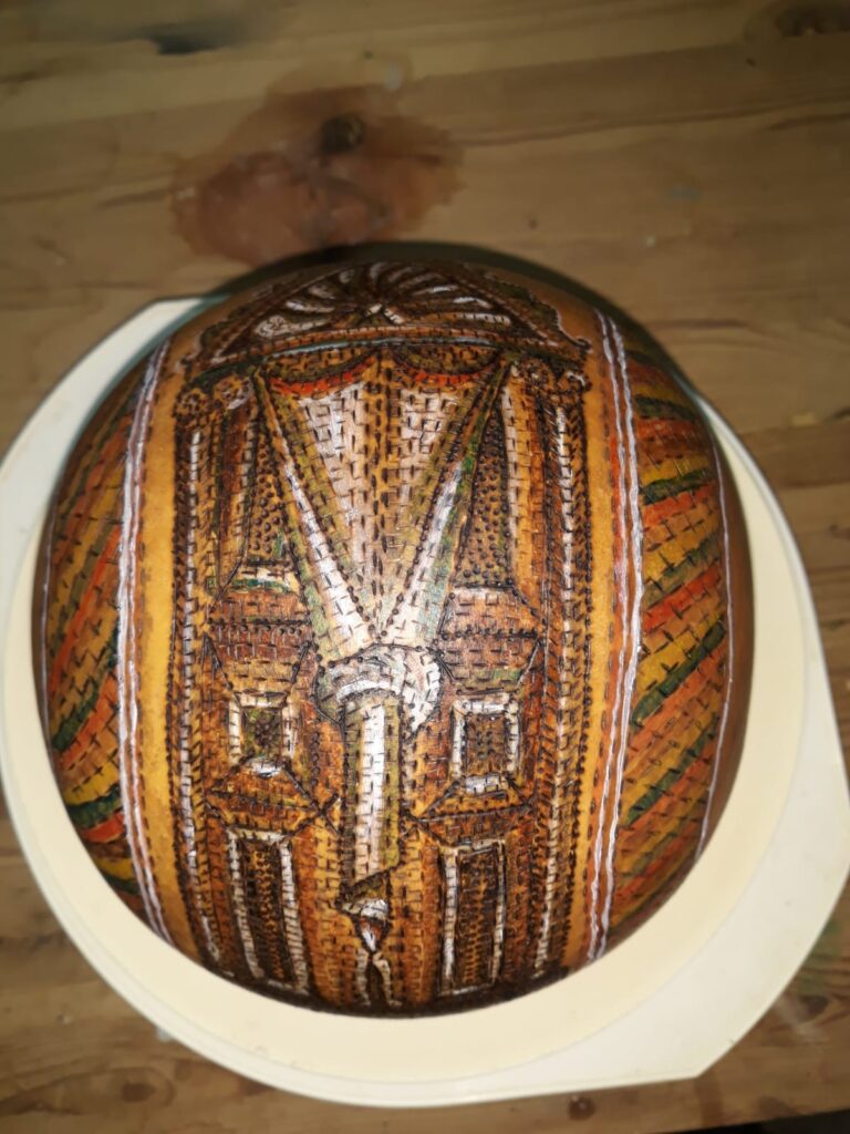 דלועי נוי קצת עלי – הגענו לנוב לפני כ- 31 שנים. אנו עוסקים במגוון תחומים, ביניהם בחקלאות אורגנית, ואני עוסקת באומנות בדלועי נוי ובציורי קיר. המפגש הראשון שלי עם הדלועים – קבלתי זרעים לא מוכרים מחברה, זרעתי ברחבי הגינה, ונדהמתי לגלות ירק חדש ומעניין, אשר השתרע על הקרקע וגם טיפס על העצים. אחרי ניסיון וטעייה, הגעתי לאורך השנים לרמה מקצועית של אומנות בדלועי הנוי, תחום אומנות מגוון ומדהים. מה הם דלועי נוי? – פירות ממשפחת הדלועיים, בעלי קליפה קשה וקלה. איפה הם גדלים? – אצלנו בחצר, מהאביב ועד לסתיו מתי התחלנו לגדל אותם? – לפני קרוב לעשרים שנה האם הדלועים אכילים? – רובם אכילים, מיעוטם מרים האם יש סוגים שונים של דלועי נוי? – כן, תלוי בזרעים האם אפשר להשפיע על צורתם? – כן, בזמן הגידול למה יש עליהם כתמים? – העובש שגדל על הקליפה גורם ליצירת כתמים. האם הדלועים שבירים? – כן! הם יכולים להיסדק ולהישבר. לא להפיל אותם! מה אפשר לעשות איתם? – כל טכניקת עבודה עם עץ, מתאימה לדלועים. מה אורך חייהם? – לנצח, כל עוד הם בתוך הבית ולא חשופים לפגעי מזג האוויר. איפה מגדלים דלועים מלבד בנוב? – יש כמה בארץ, והרבה במערב ובמזרח. יש גם סדנאות? – כן, אצלי בסטודיו, אחרי תיאום מראש. 0524425578 עיצוב דלועי נוי