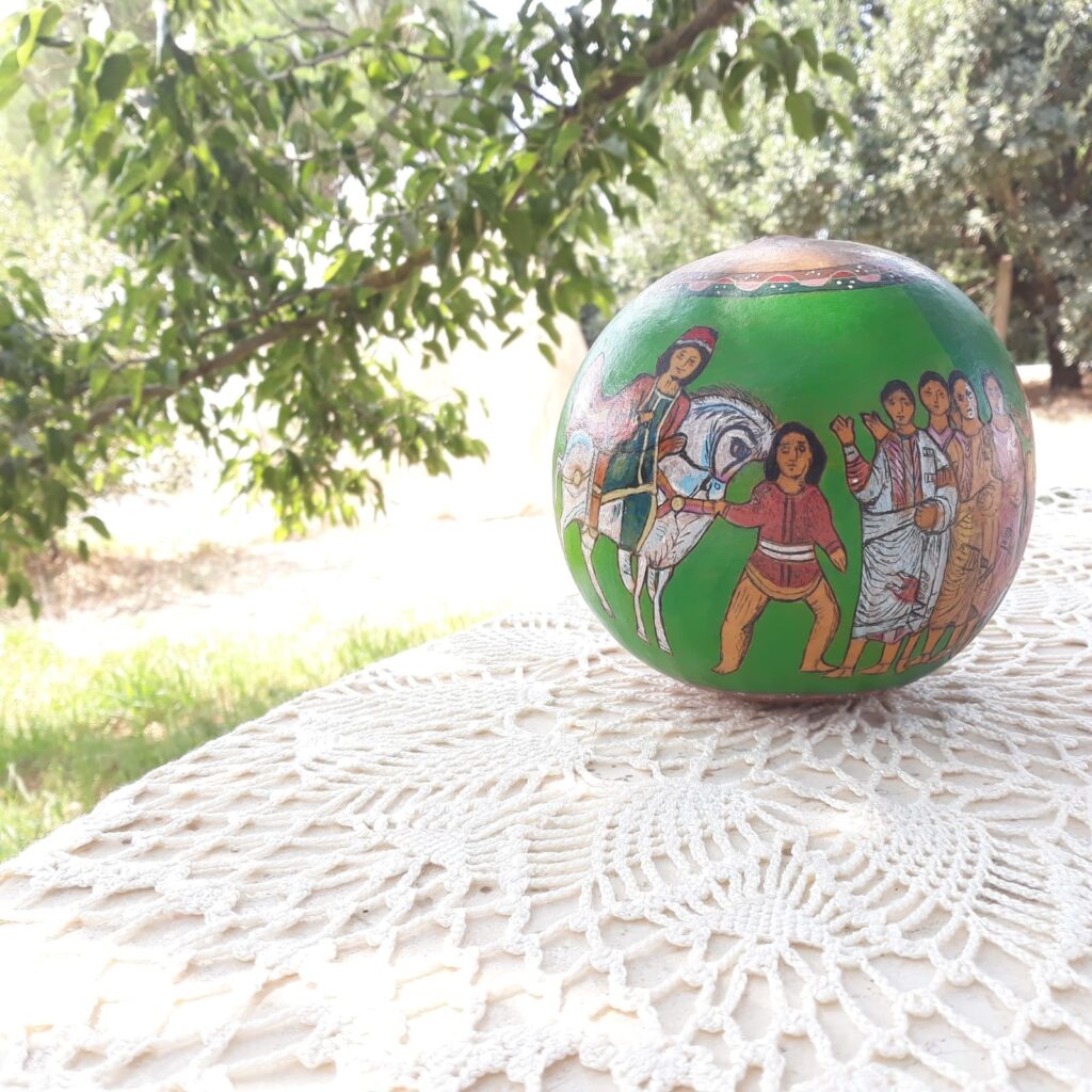 דלועי נוי קצת עלי – הגענו לנוב לפני כ- 31 שנים. אנו עוסקים במגוון תחומים, ביניהם בחקלאות אורגנית, ואני עוסקת באומנות בדלועי נוי ובציורי קיר. המפגש הראשון שלי עם הדלועים – קבלתי זרעים לא מוכרים מחברה, זרעתי ברחבי הגינה, ונדהמתי לגלות ירק חדש ומעניין, אשר השתרע על הקרקע וגם טיפס על העצים. אחרי ניסיון וטעייה, הגעתי לאורך השנים לרמה מקצועית של אומנות בדלועי הנוי, תחום אומנות מגוון ומדהים. מה הם דלועי נוי? – פירות ממשפחת הדלועיים, בעלי קליפה קשה וקלה. איפה הם גדלים? – אצלנו בחצר, מהאביב ועד לסתיו מתי התחלנו לגדל אותם? – לפני קרוב לעשרים שנה האם הדלועים אכילים? – רובם אכילים, מיעוטם מרים האם יש סוגים שונים של דלועי נוי? – כן, תלוי בזרעים האם אפשר להשפיע על צורתם? – כן, בזמן הגידול למה יש עליהם כתמים? – העובש שגדל על הקליפה גורם ליצירת כתמים. האם הדלועים שבירים? – כן! הם יכולים להיסדק ולהישבר. לא להפיל אותם! מה אפשר לעשות איתם? – כל טכניקת עבודה עם עץ, מתאימה לדלועים. מה אורך חייהם? – לנצח, כל עוד הם בתוך הבית ולא חשופים לפגעי מזג האוויר. איפה מגדלים דלועים מלבד בנוב? – יש כמה בארץ, והרבה במערב ובמזרח. יש גם סדנאות? – כן, אצלי בסטודיו, אחרי תיאום מראש. 0524425578 עיצוב דלועי נוי