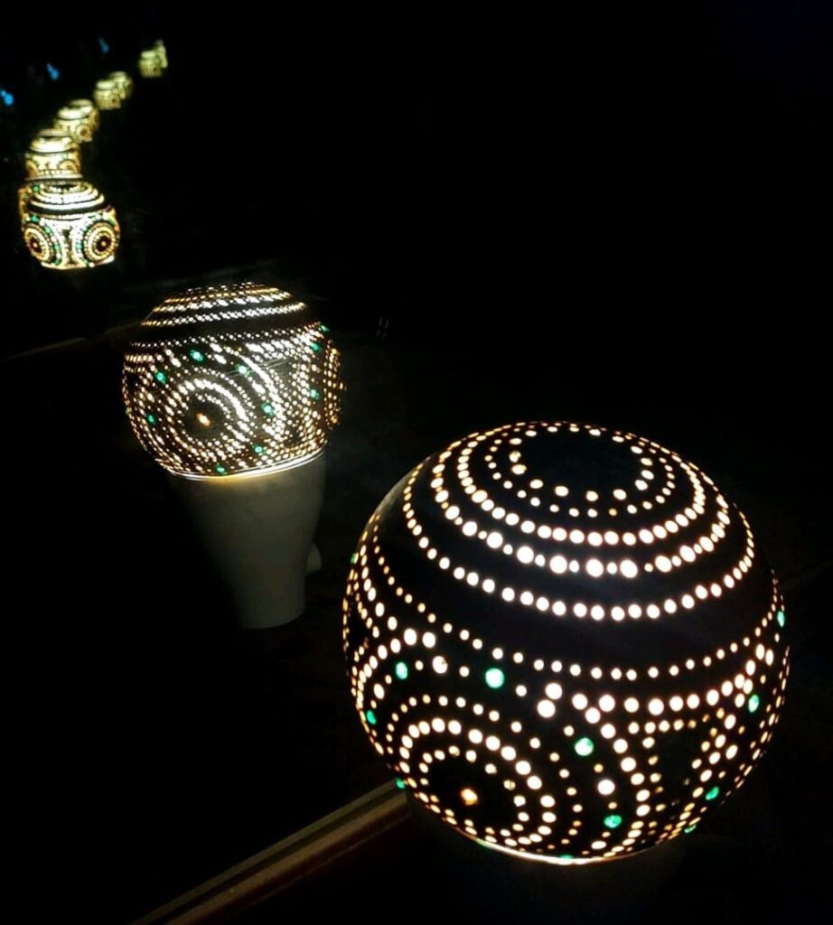 דלועי נוי קצת עלי – הגענו לנוב לפני כ- 31 שנים. אנו עוסקים במגוון תחומים, ביניהם בחקלאות אורגנית, ואני עוסקת באומנות בדלועי נוי ובציורי קיר. המפגש הראשון שלי עם הדלועים – קבלתי זרעים לא מוכרים מחברה, זרעתי ברחבי הגינה, ונדהמתי לגלות ירק חדש ומעניין, אשר השתרע על הקרקע וגם טיפס על העצים. אחרי ניסיון וטעייה, הגעתי לאורך השנים לרמה מקצועית של אומנות בדלועי הנוי, תחום אומנות מגוון ומדהים. מה הם דלועי נוי? – פירות ממשפחת הדלועיים, בעלי קליפה קשה וקלה. איפה הם גדלים? – אצלנו בחצר, מהאביב ועד לסתיו מתי התחלנו לגדל אותם? – לפני קרוב לעשרים שנה האם הדלועים אכילים? – רובם אכילים, מיעוטם מרים האם יש סוגים שונים של דלועי נוי? – כן, תלוי בזרעים האם אפשר להשפיע על צורתם? – כן, בזמן הגידול למה יש עליהם כתמים? – העובש שגדל על הקליפה גורם ליצירת כתמים. האם הדלועים שבירים? – כן! הם יכולים להיסדק ולהישבר. לא להפיל אותם! מה אפשר לעשות איתם? – כל טכניקת עבודה עם עץ, מתאימה לדלועים. מה אורך חייהם? – לנצח, כל עוד הם בתוך הבית ולא חשופים לפגעי מזג האוויר. איפה מגדלים דלועים מלבד בנוב? – יש כמה בארץ, והרבה במערב ובמזרח. יש גם סדנאות? – כן, אצלי בסטודיו, אחרי תיאום מראש. 0524425578 עיצוב דלועי נוי