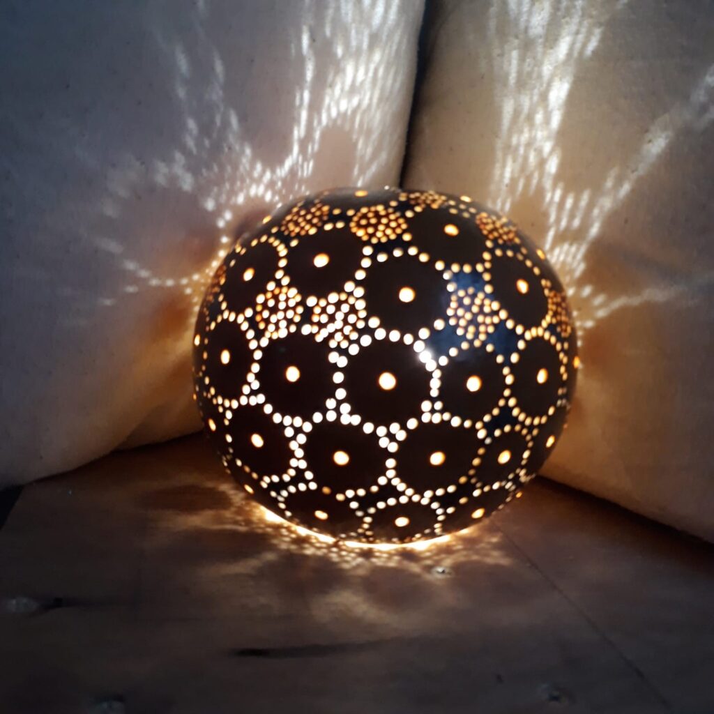 דלועי נוי קצת עלי – הגענו לנוב לפני כ- 31 שנים. אנו עוסקים במגוון תחומים, ביניהם בחקלאות אורגנית, ואני עוסקת באומנות בדלועי נוי ובציורי קיר. המפגש הראשון שלי עם הדלועים – קבלתי זרעים לא מוכרים מחברה, זרעתי ברחבי הגינה, ונדהמתי לגלות ירק חדש ומעניין, אשר השתרע על הקרקע וגם טיפס על העצים. אחרי ניסיון וטעייה, הגעתי לאורך השנים לרמה מקצועית של אומנות בדלועי הנוי, תחום אומנות מגוון ומדהים. מה הם דלועי נוי? – פירות ממשפחת הדלועיים, בעלי קליפה קשה וקלה. איפה הם גדלים? – אצלנו בחצר, מהאביב ועד לסתיו מתי התחלנו לגדל אותם? – לפני קרוב לעשרים שנה האם הדלועים אכילים? – רובם אכילים, מיעוטם מרים האם יש סוגים שונים של דלועי נוי? – כן, תלוי בזרעים האם אפשר להשפיע על צורתם? – כן, בזמן הגידול למה יש עליהם כתמים? – העובש שגדל על הקליפה גורם ליצירת כתמים. האם הדלועים שבירים? – כן! הם יכולים להיסדק ולהישבר. לא להפיל אותם! מה אפשר לעשות איתם? – כל טכניקת עבודה עם עץ, מתאימה לדלועים. מה אורך חייהם? – לנצח, כל עוד הם בתוך הבית ולא חשופים לפגעי מזג האוויר. איפה מגדלים דלועים מלבד בנוב? – יש כמה בארץ, והרבה במערב ובמזרח. יש גם סדנאות? – כן, אצלי בסטודיו, אחרי תיאום מראש. 0524425578 עיצוב דלועי נוי